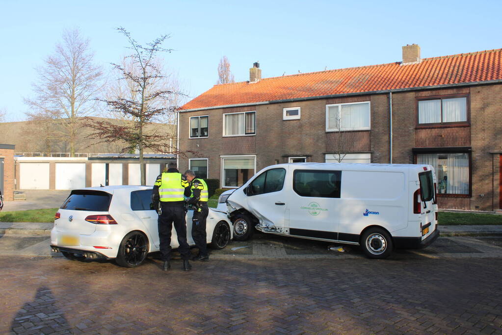 Bestuurder botst op geparkeerde bestelbus