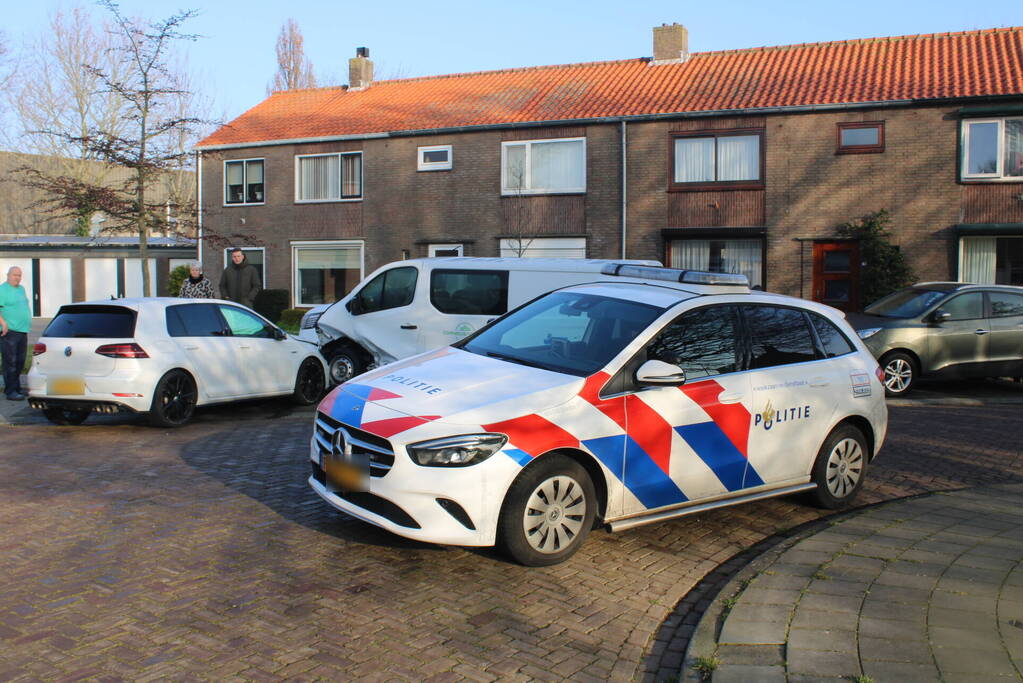 Bestuurder botst op geparkeerde bestelbus