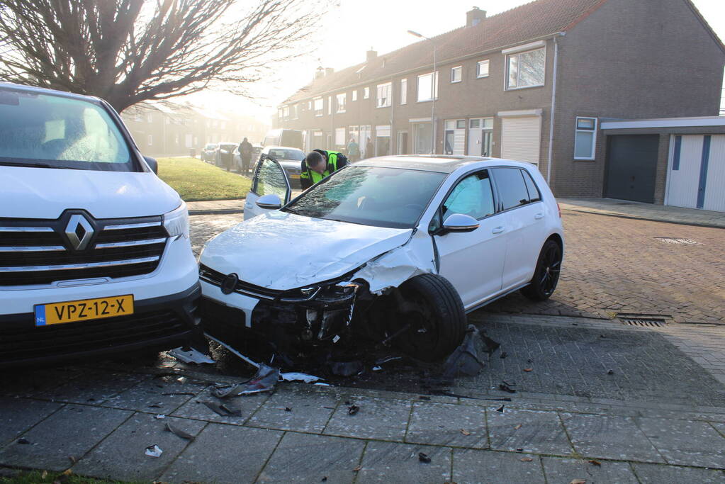 Bestuurder botst op geparkeerde bestelbus