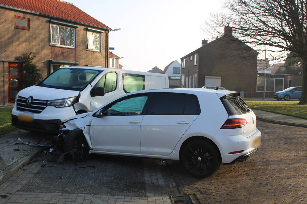 Bestuurder botst op geparkeerde bestelbus