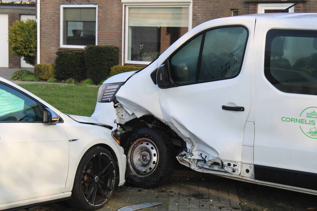 Bestuurder botst op geparkeerde bestelbus