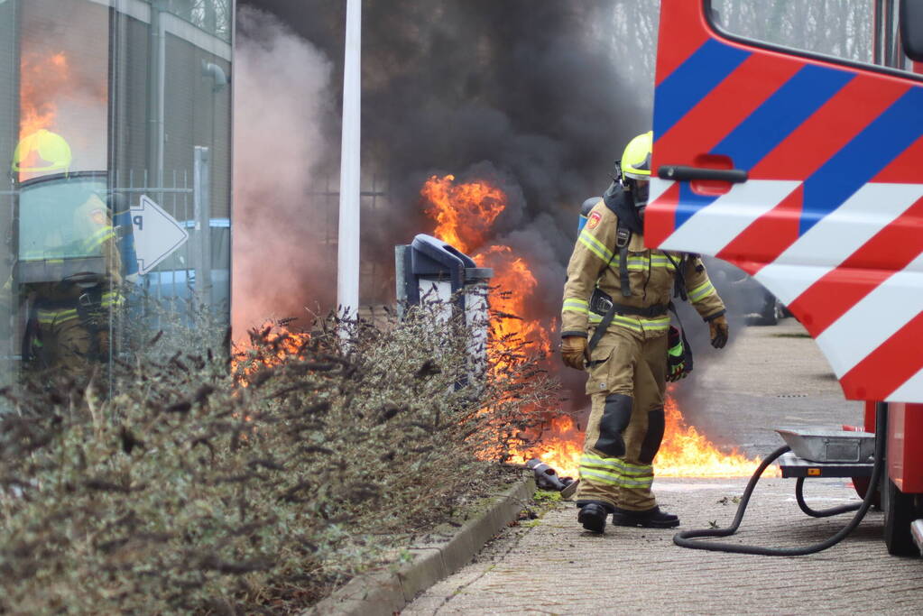 Auto vliegt in brand voor ingang carwash