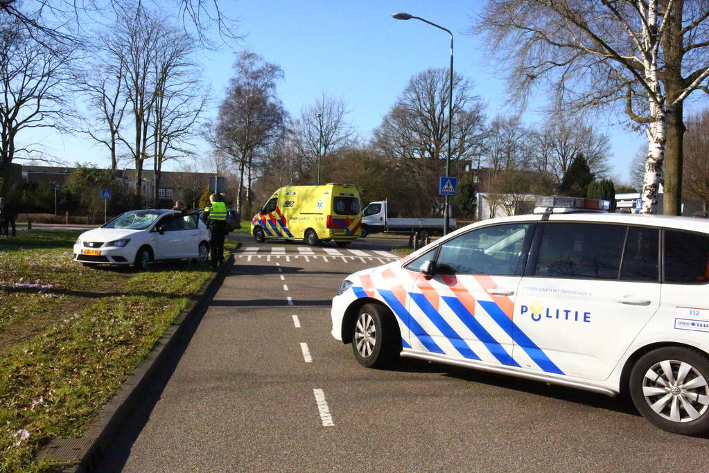 Fietser belandt op voorruit van auto