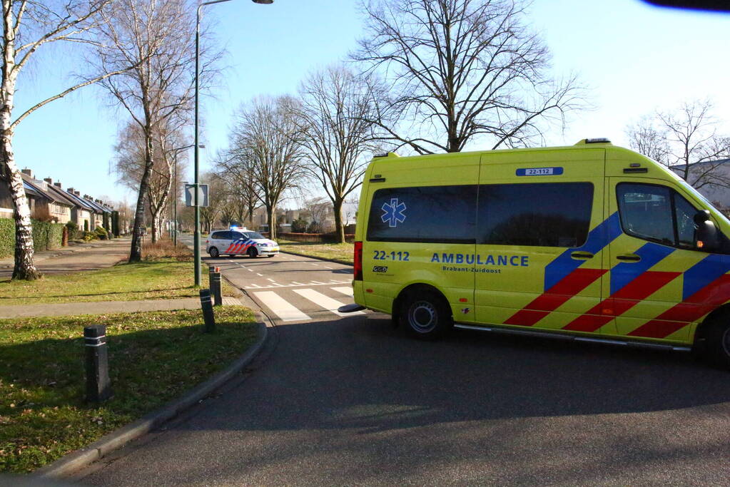 Fietser belandt op voorruit van auto