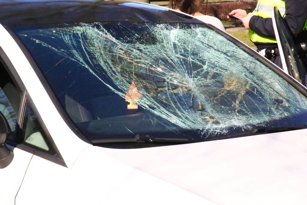 Fietser belandt op voorruit van auto