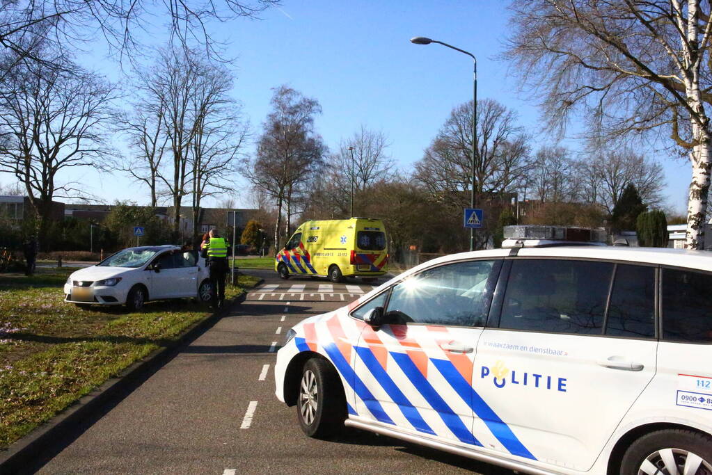 Fietser belandt op voorruit van auto