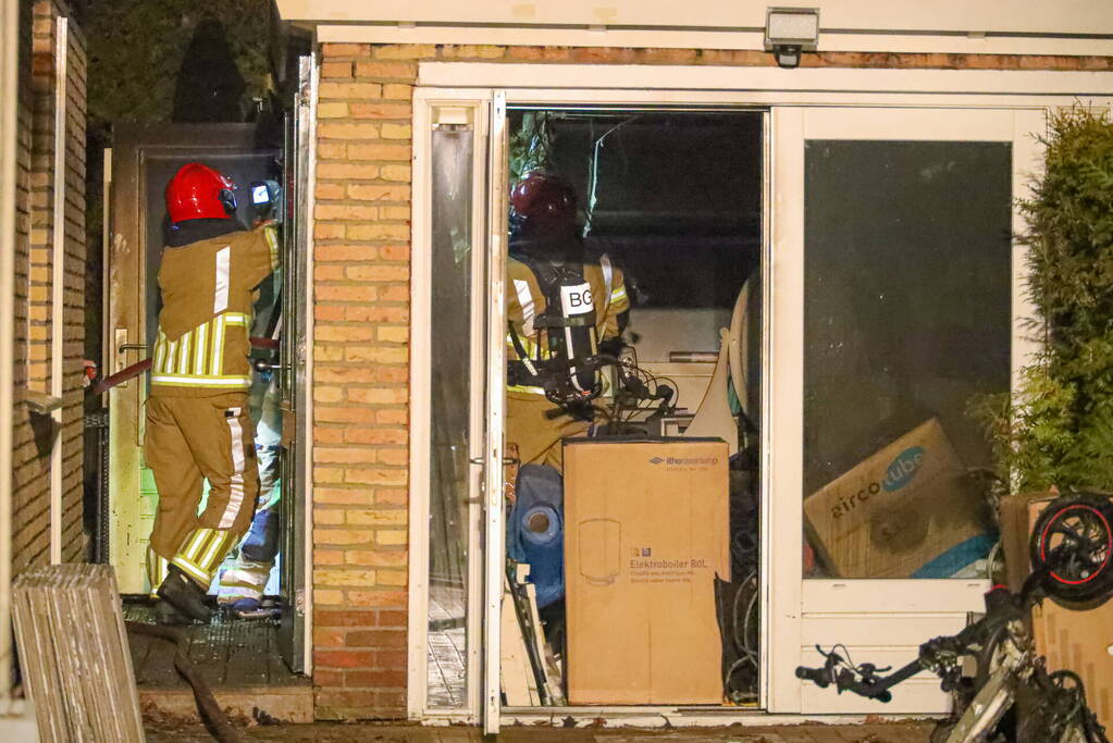 Brand door elektrische fiets in schuur