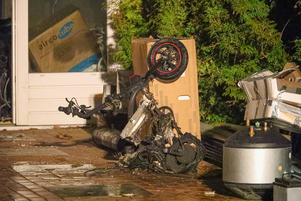 Brand door elektrische fiets in schuur