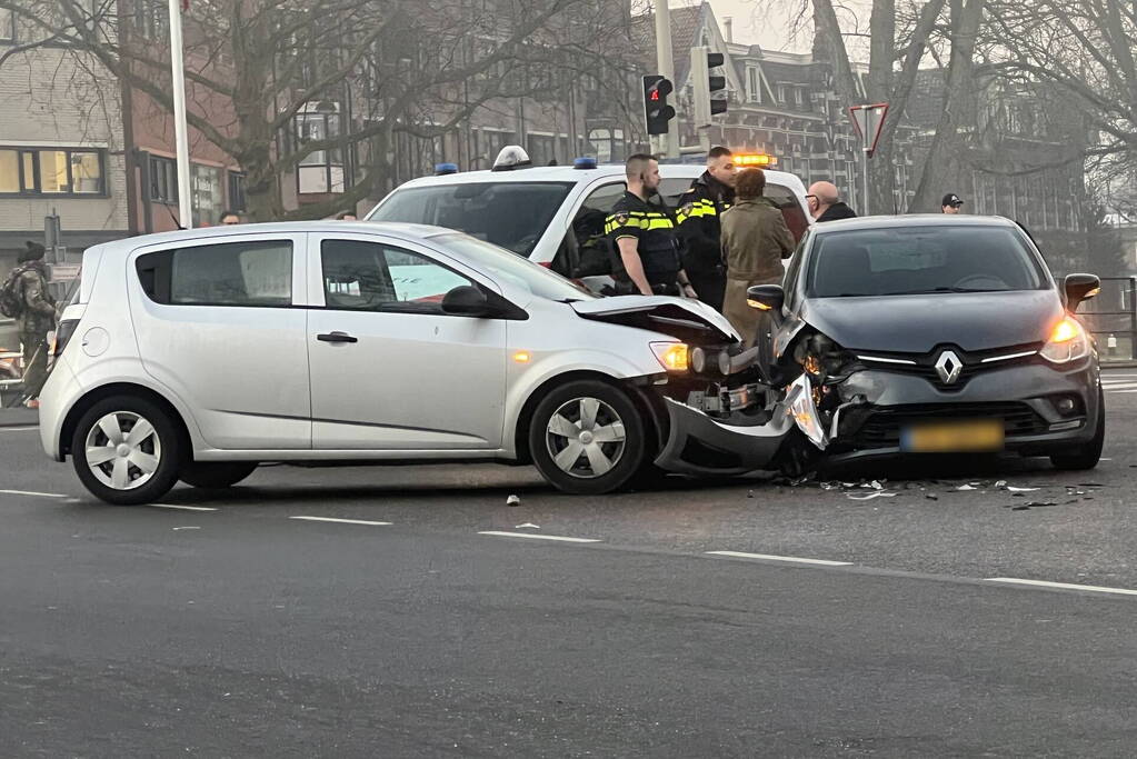 Twee auto's botsen op kruispunt