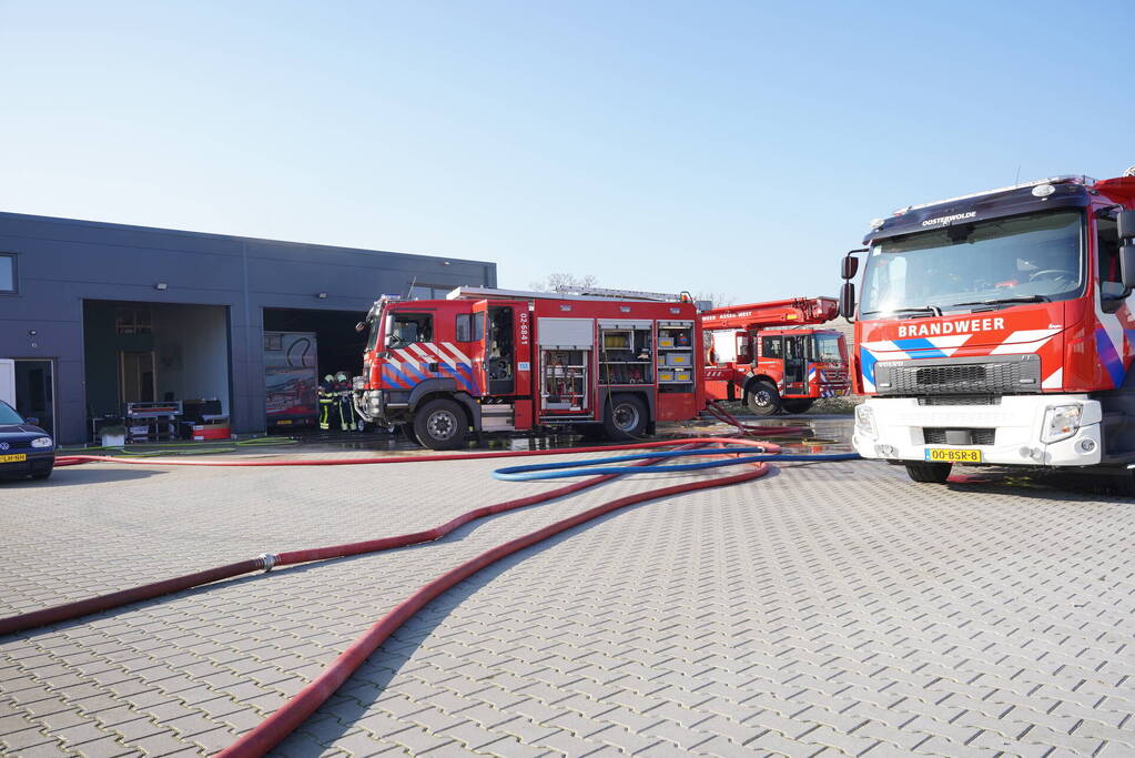 Auto uitgebrand op bedrijventerrein