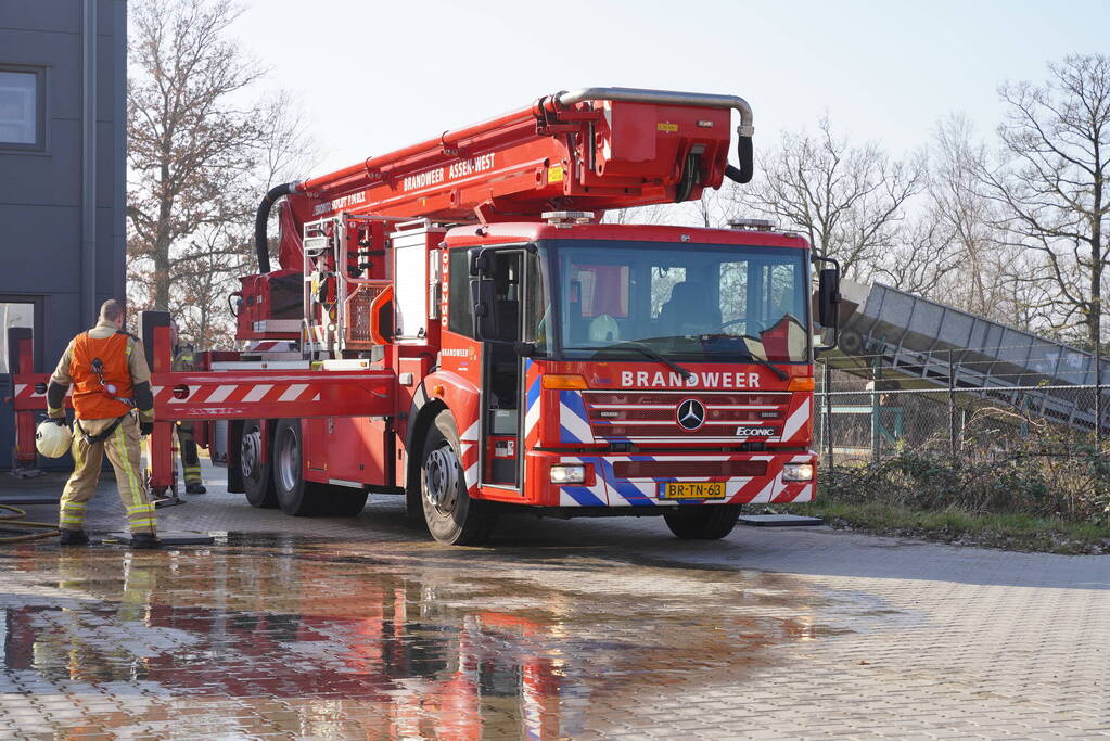 Auto uitgebrand op bedrijventerrein