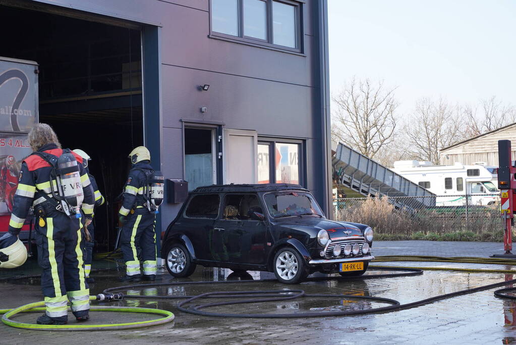 Auto uitgebrand op bedrijventerrein