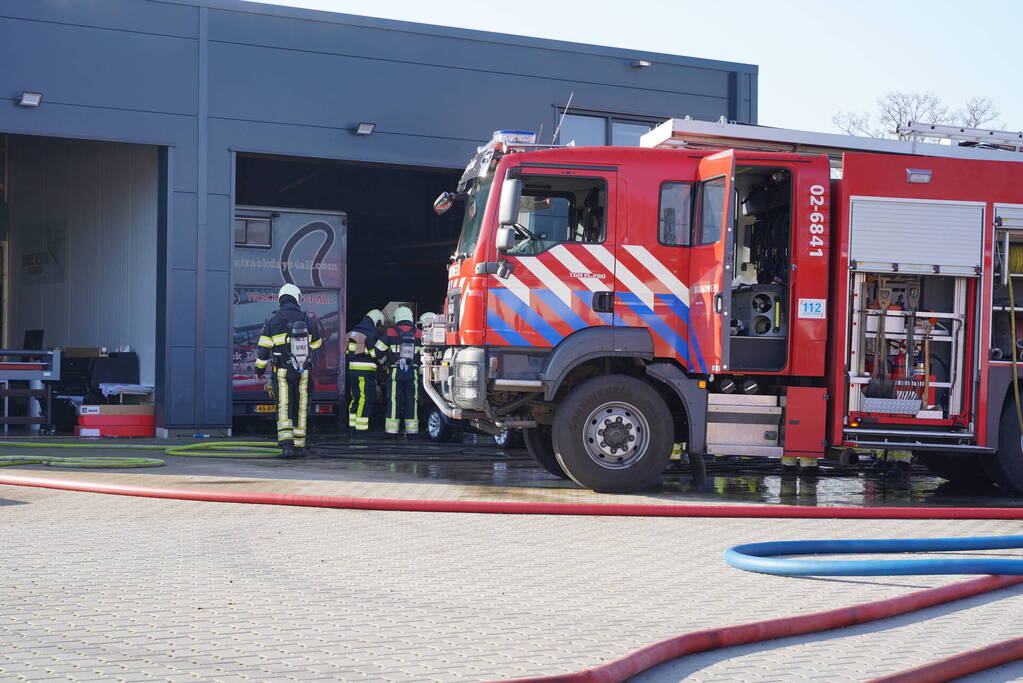 Auto uitgebrand op bedrijventerrein