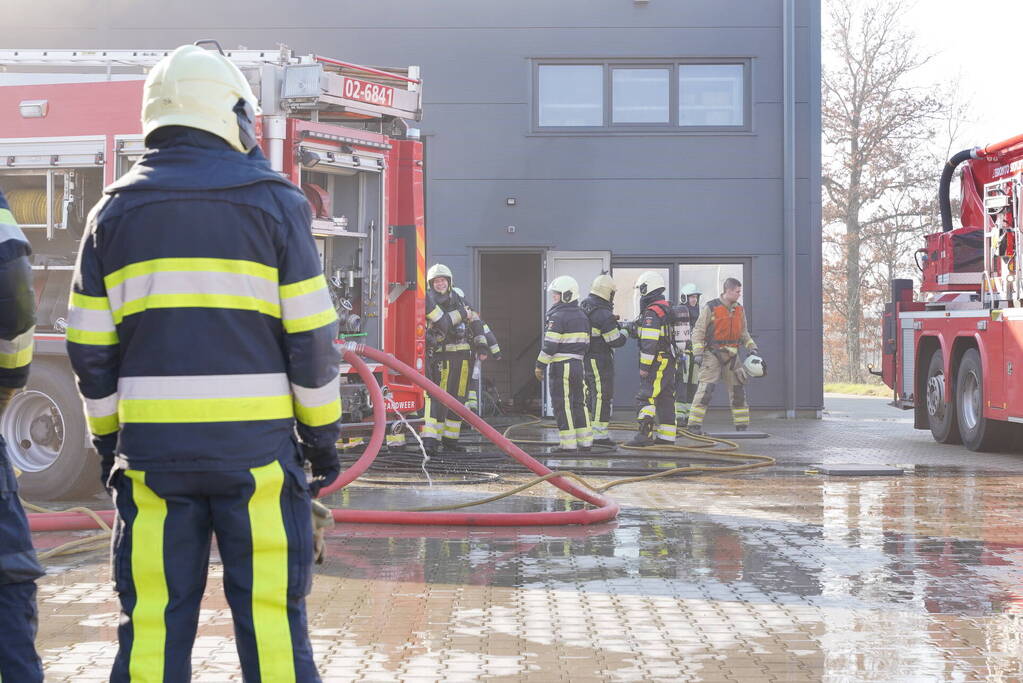 Auto uitgebrand op bedrijventerrein