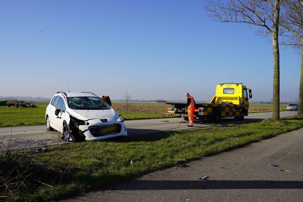 Veel schade nadat auto over kop slaat