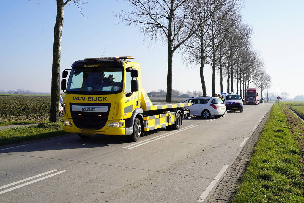 Veel schade nadat auto over kop slaat