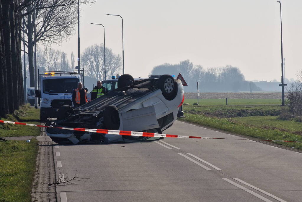 Veel schade nadat auto over kop slaat