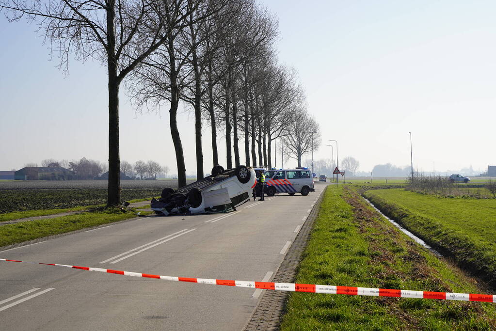 Veel schade nadat auto over kop slaat