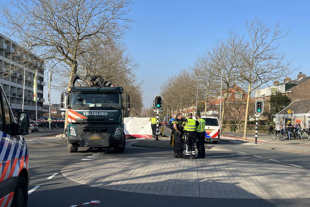 Vrouw ernstig gewond bij aanrijding met vrachtwagen