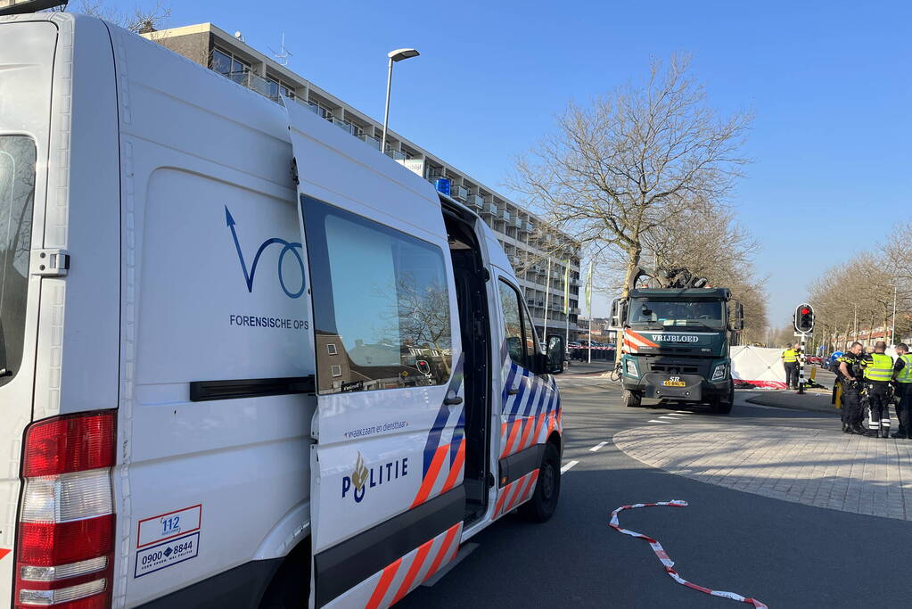 Vrouw ernstig gewond bij aanrijding met vrachtwagen