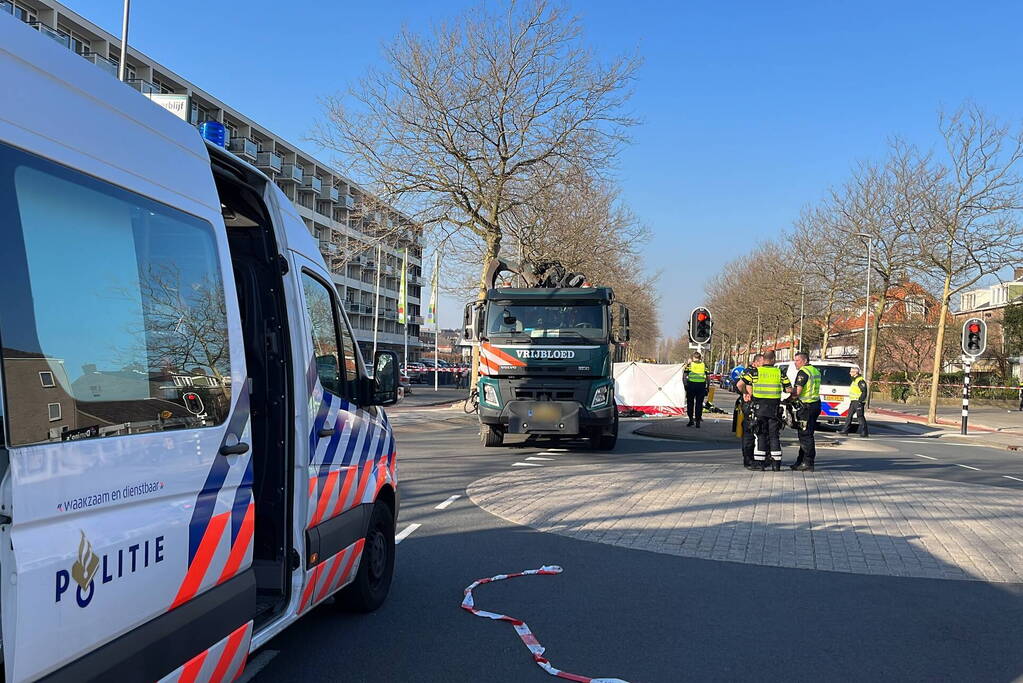 Vrouw ernstig gewond bij aanrijding met vrachtwagen