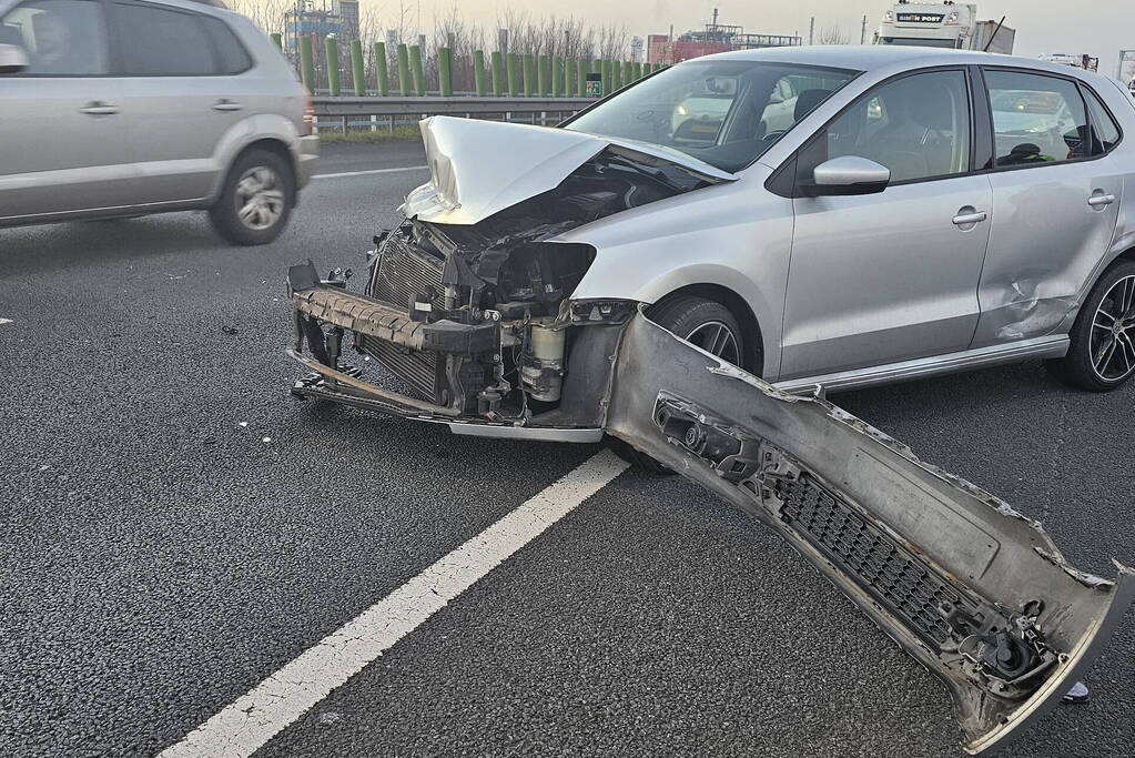 Aanrijding tussen auto en vrachtwagen