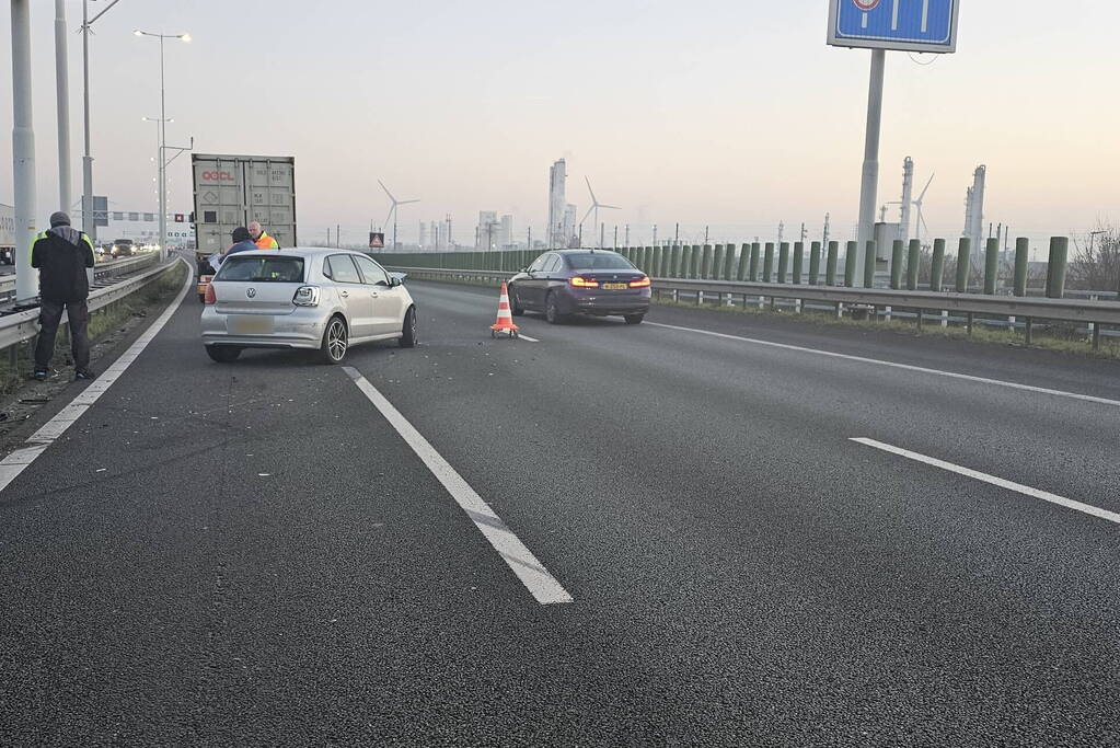 Aanrijding tussen auto en vrachtwagen