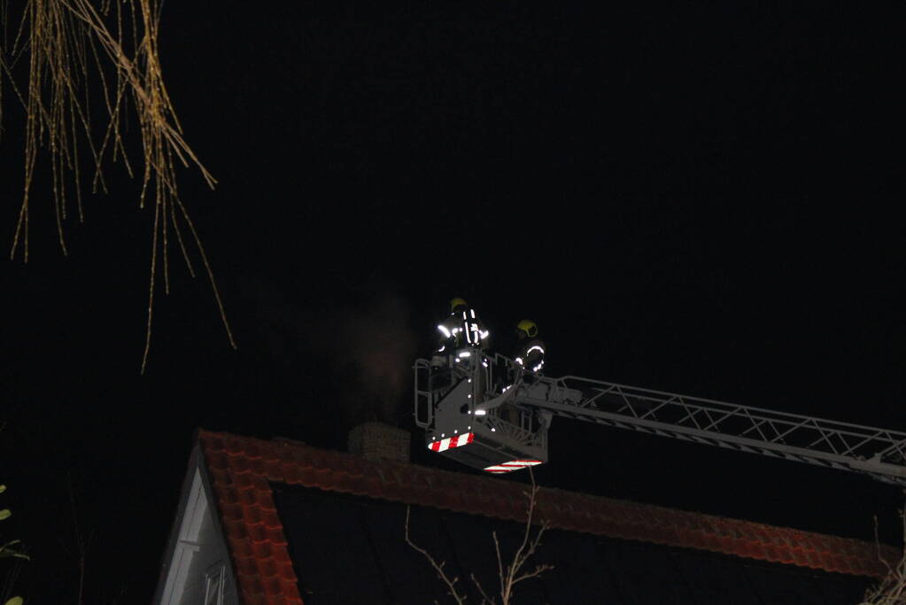 Brand in schoorsteen woning