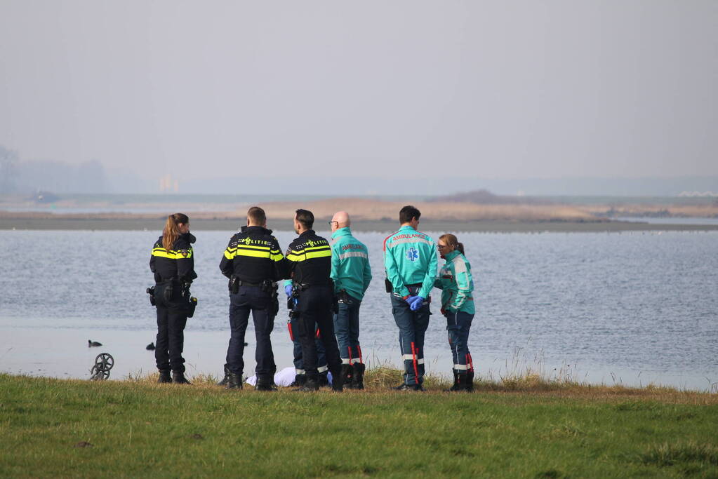 Persoon overleden na val in het water