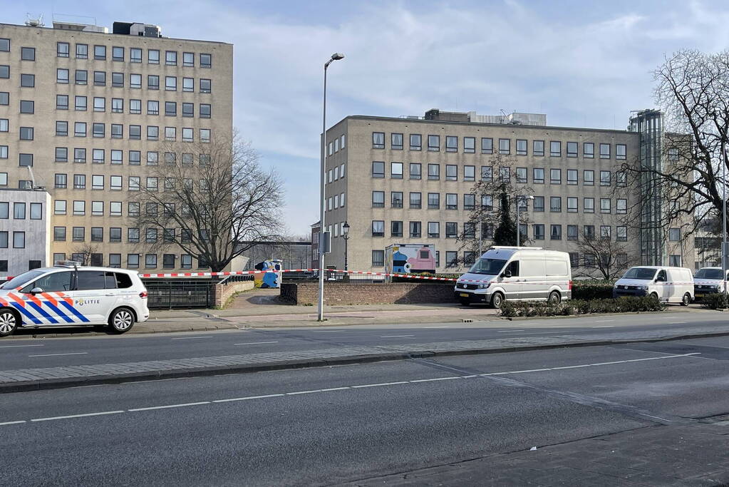 Politie doet onderzoek langs waterkant