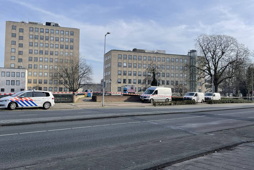 Politie doet onderzoek langs waterkant