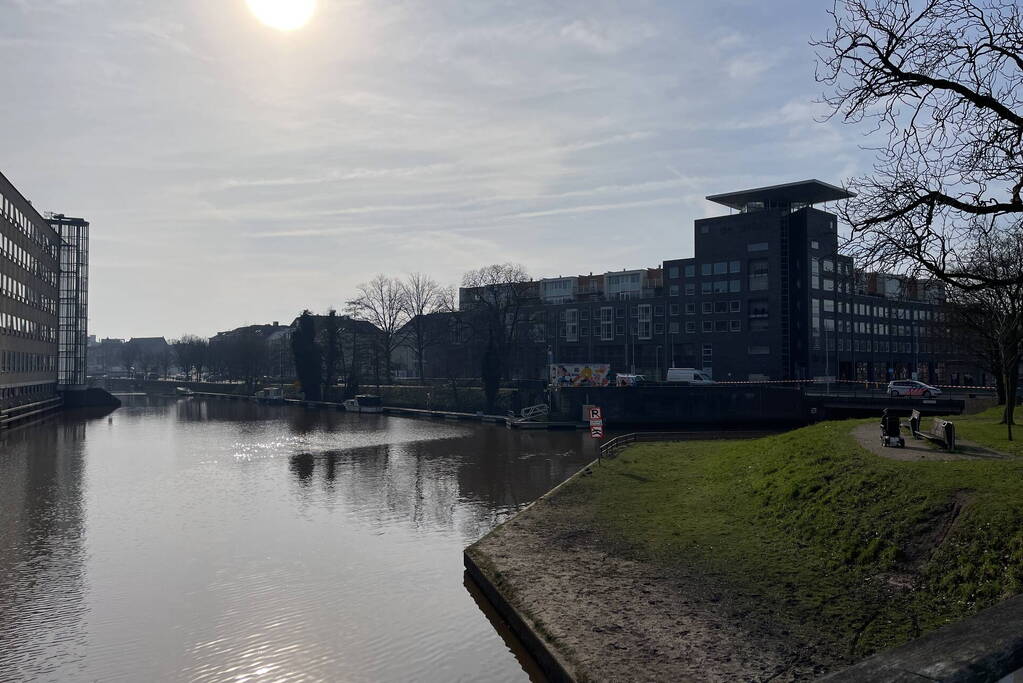 Politie doet onderzoek langs waterkant