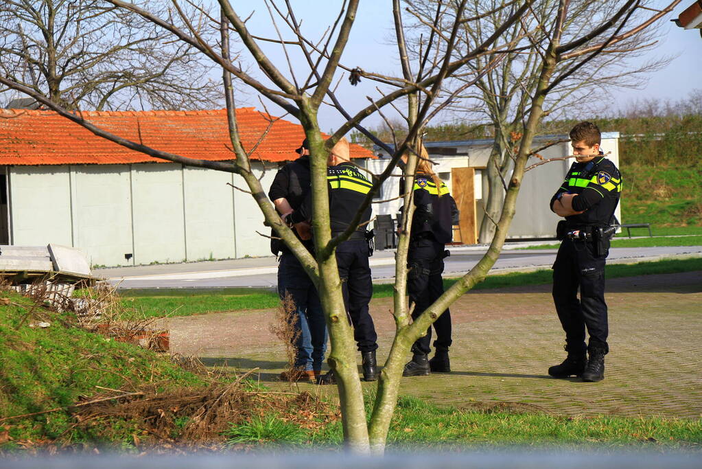 Politie valt schuur binnen, een aanhouding