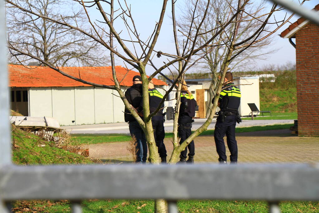 Politie valt schuur binnen, een aanhouding
