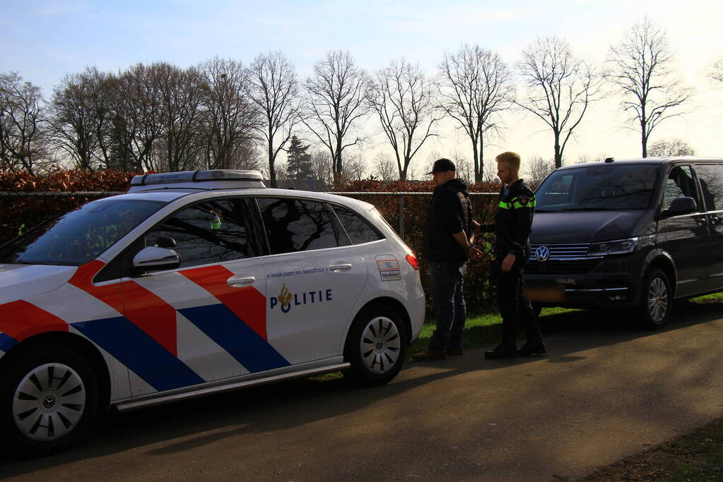 Politie valt schuur binnen, een aanhouding