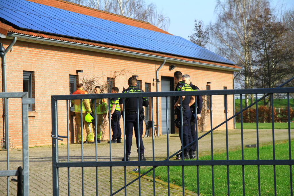 Politie valt schuur binnen, een aanhouding