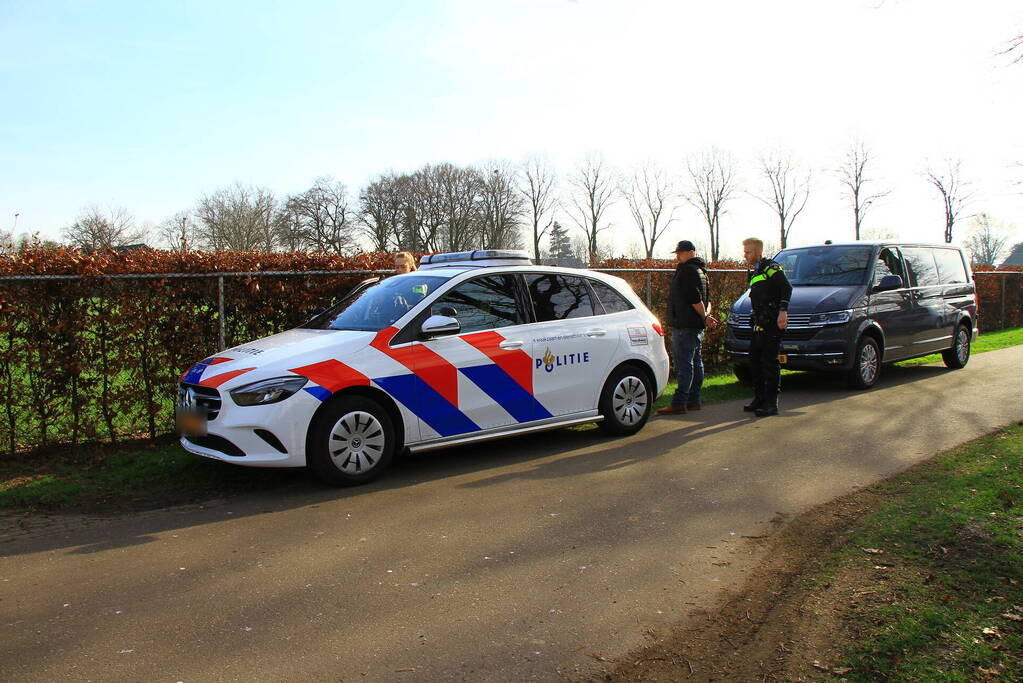Politie valt schuur binnen, een aanhouding