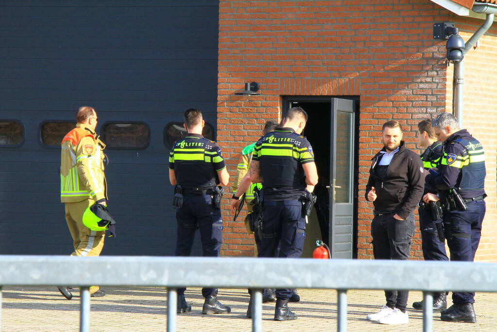 Politie valt schuur binnen, een aanhouding
