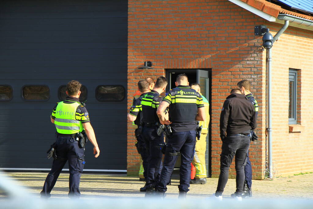 Politie valt schuur binnen, een aanhouding