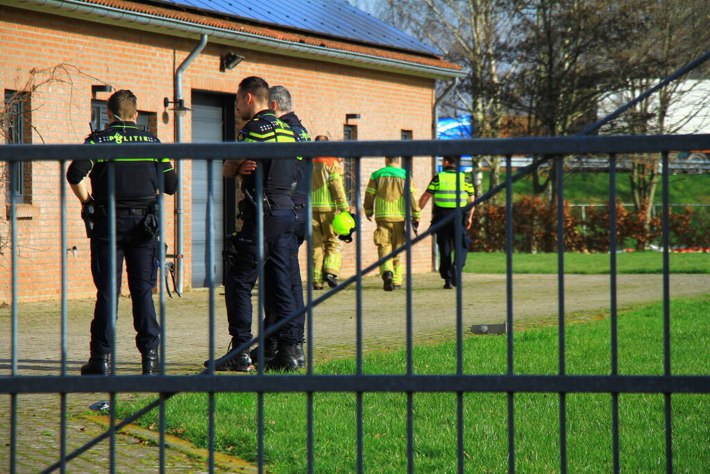 Politie valt schuur binnen, een aanhouding