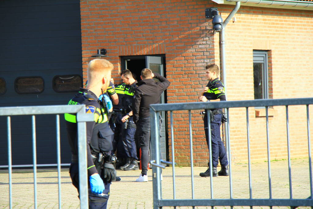 Politie valt schuur binnen, een aanhouding