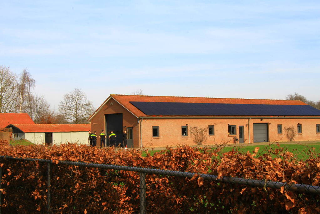 Politie valt schuur binnen, een aanhouding