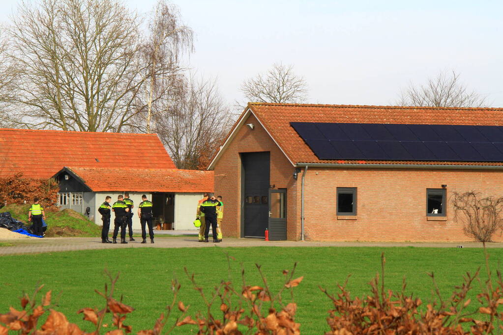 Politie valt schuur binnen, een aanhouding