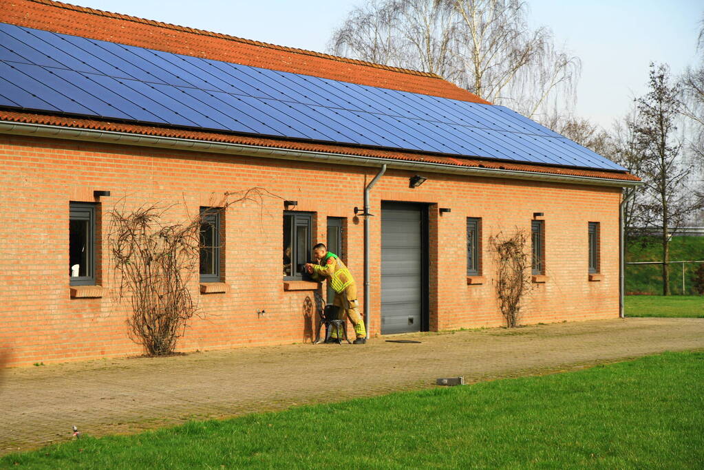 Politie valt schuur binnen, een aanhouding