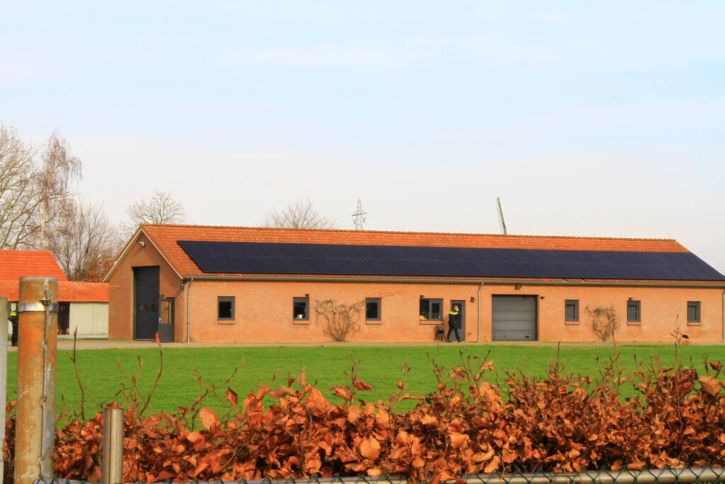 Politie valt schuur binnen, een aanhouding