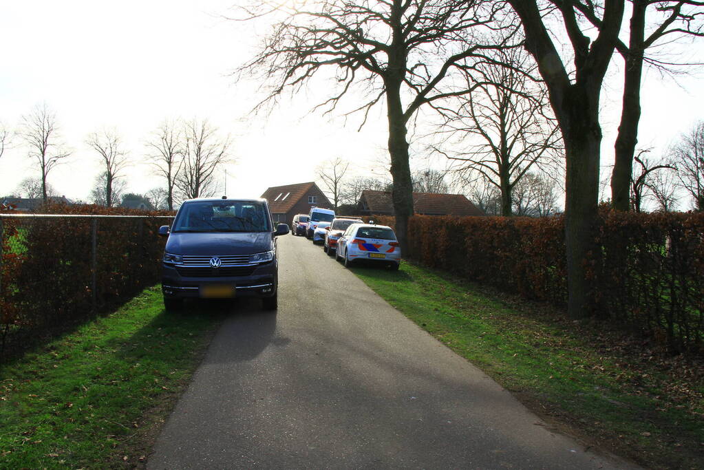 Politie valt schuur binnen, een aanhouding