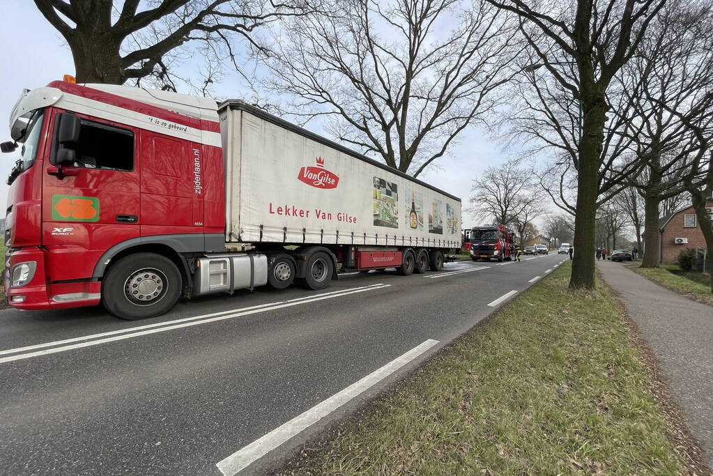 Spuitgasten blussen vrachtwagenbrand