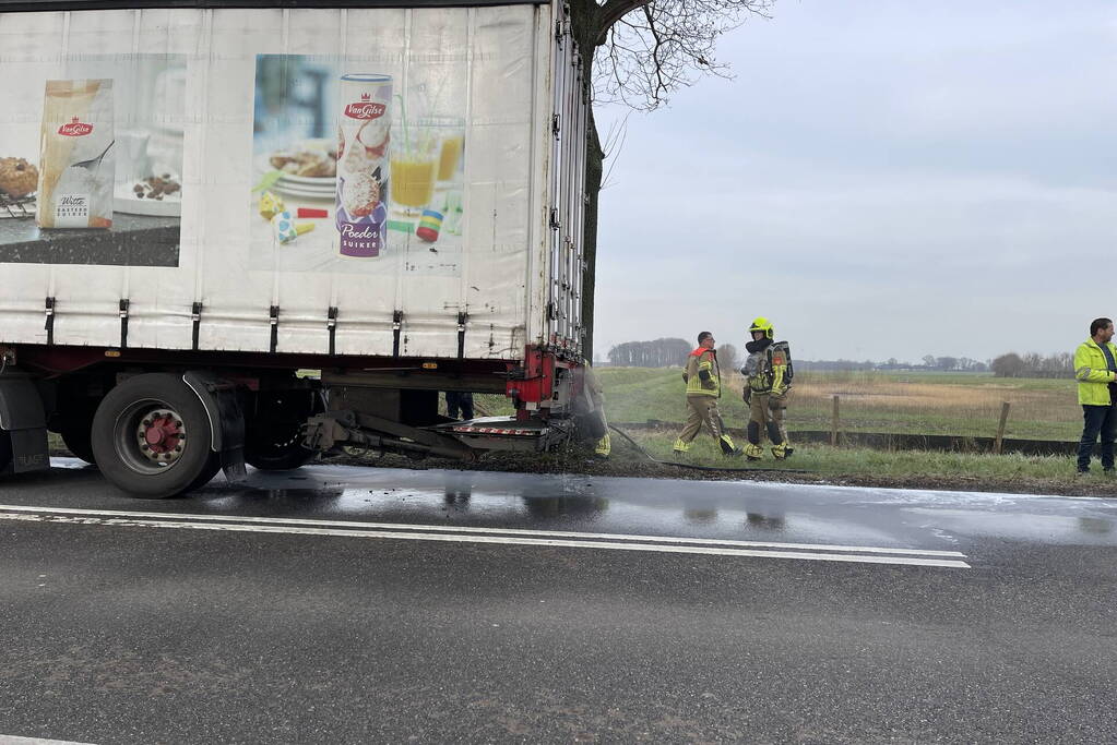 Spuitgasten blussen vrachtwagenbrand