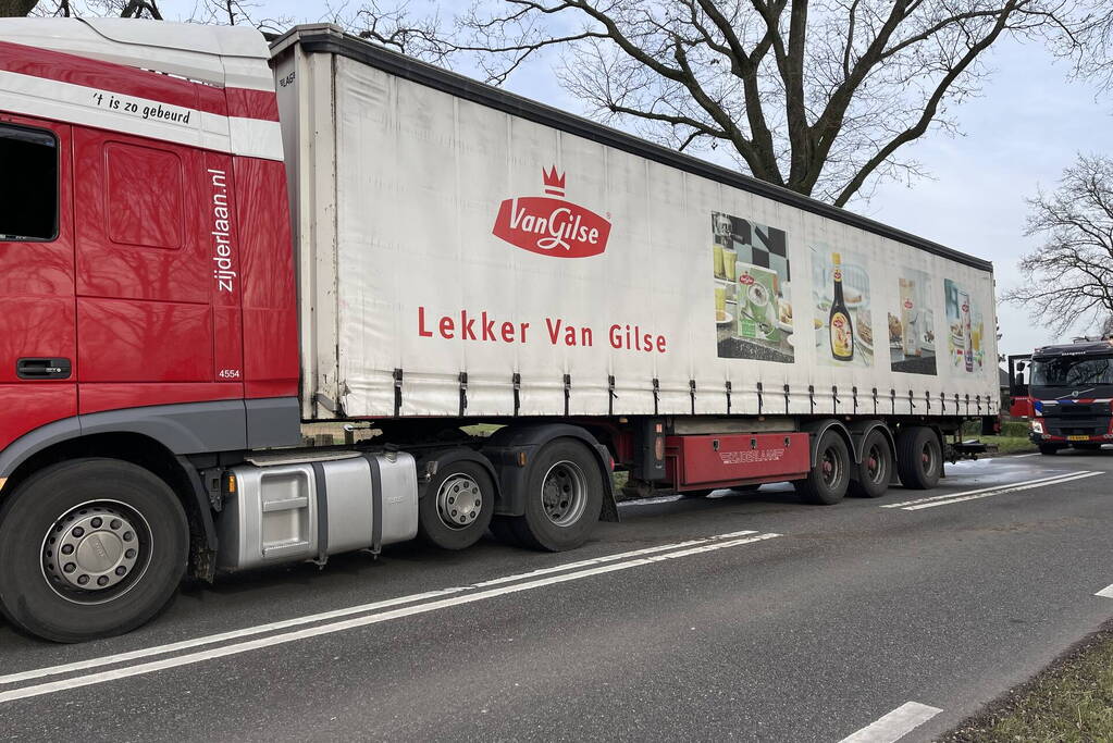 Spuitgasten blussen vrachtwagenbrand