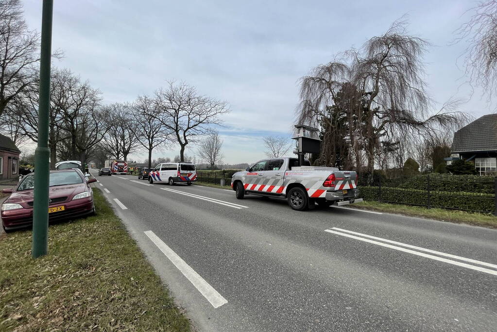 Spuitgasten blussen vrachtwagenbrand